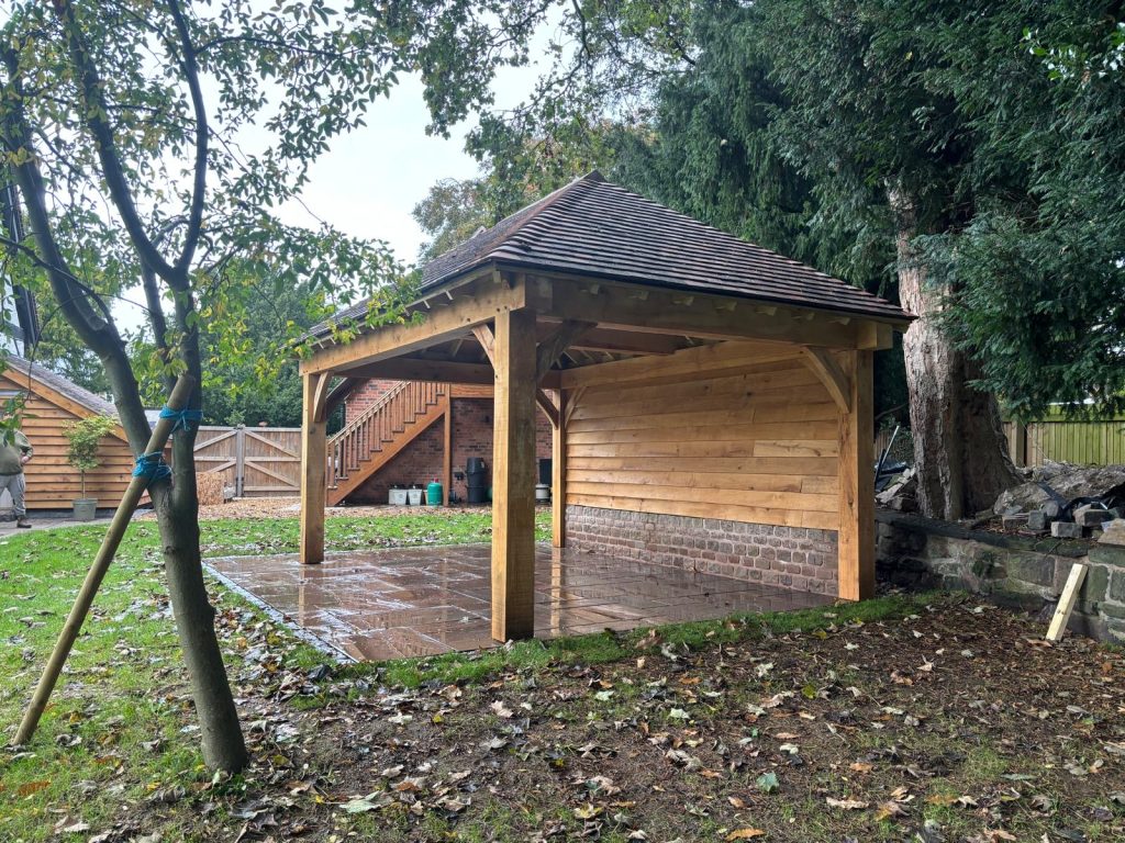 roofed gazebo viewed from the right